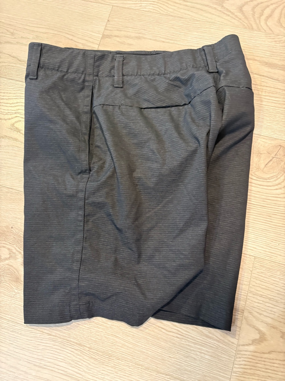 Under Armour Charcoal Flat-Front Performance Shorts size 30 EUC - Picture 4 of 4
